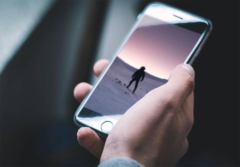 black-iphone-in-male-hand